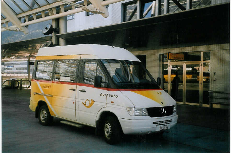 (066'631) - PostAuto Graub�nden - GR 102'404 - Mercedes (ex P 21'071) am 20. April 2004 in Chur, Postautostation