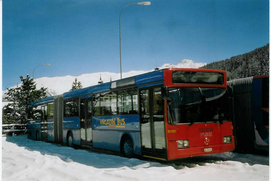 (066'636) - SBC Chur - Nr. 97/GR 156'997 - Mercedes (ex AAGS Schwyz Nr. 30; ex Vorf�hrfahrzeug) am 20. April 2004 in St. Moritz, Skihaus