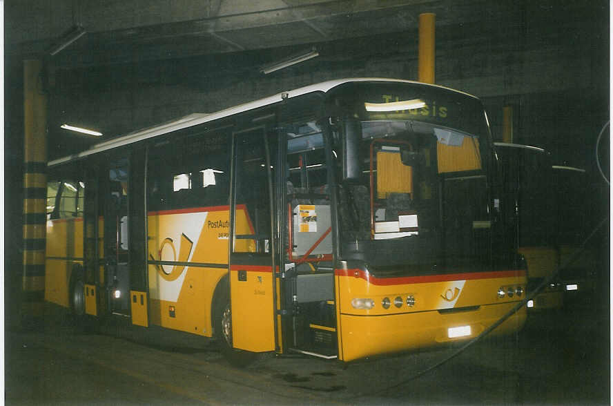(066'708) - PostAuto Graub�nden - GR 159'207 - Neoplan (ex P 25'082) am 20. April 2004 in Thusis, Postautostation