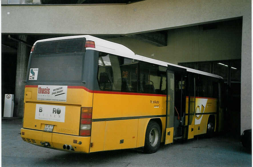 (066'710) - PostAuto Graub�nden - GR 102'310 - Neoplan (ex P 25'137) am 20. April 2004 in Thusis, Postautostation