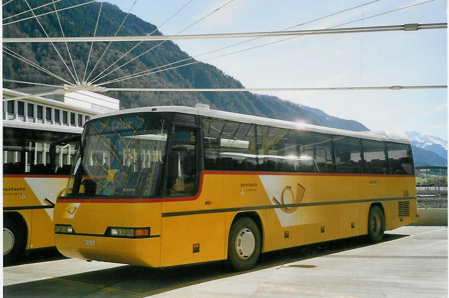 (066'718) - PostAuto Graub�nden - GR 102'354 - Neoplan (ex P 25'135) am 20. April 2004 in Chur, Postautostation