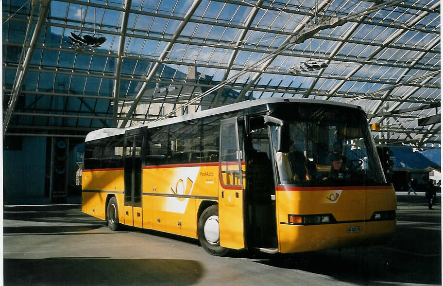 (066'730) - PostAuto Graub�nden - GR 102'376 - Neoplan (ex P 25'117) am 20. April 2004 in Chur, Postautostation