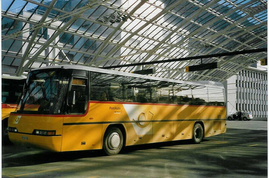 (066'731) - PostAuto Graub�nden - GR 102'392 - Neoplan (ex P 25'859) am 20. April 2004 in Chur, Postautostation