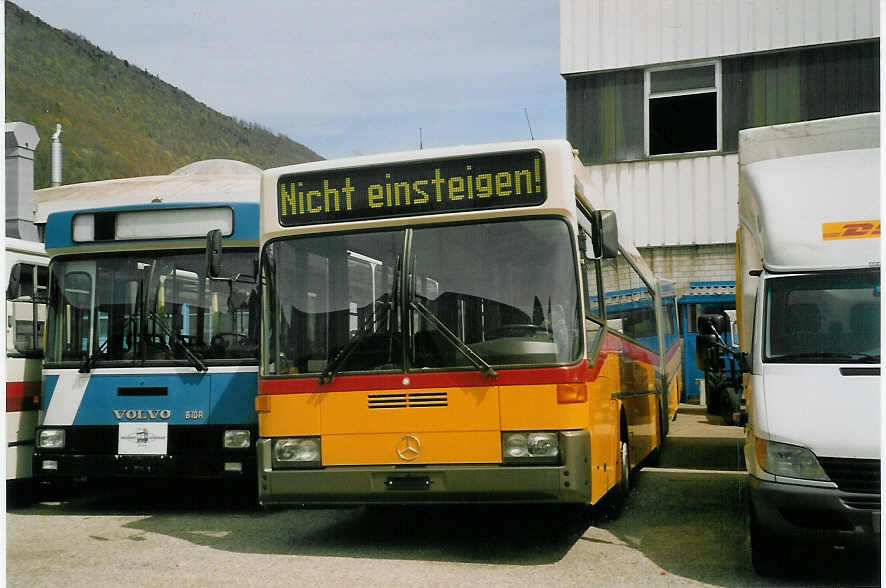 (066'816) - PostAuto Z�rich - Nr. 11 - Mercedes (ex P 27'711) am 21. April 2004 in Biel, BTR