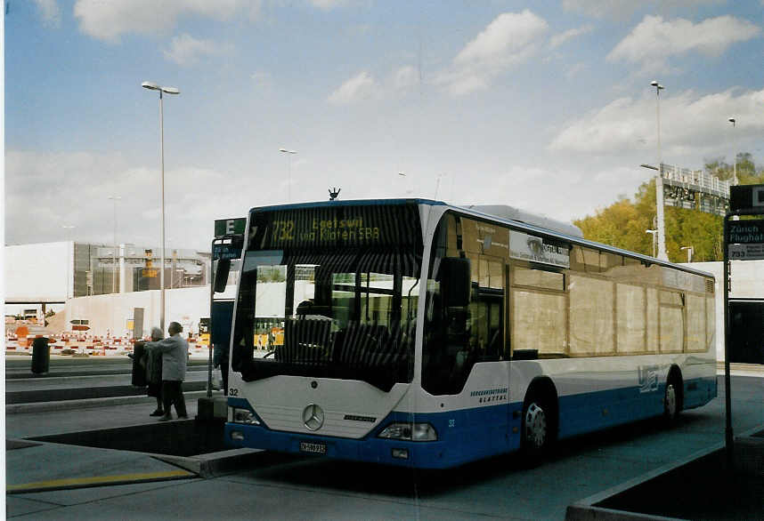 (067'207) - Maag, Kloten - Nr. 32/ZH 590'932 - Mercedes am 24. April 2004 in Z�rich, Flughafen