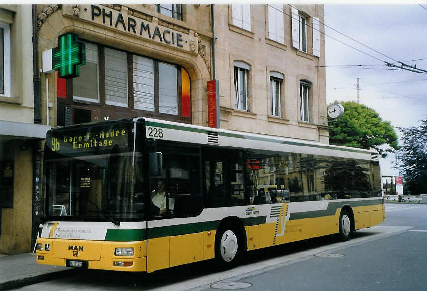 (067'620) - TN Neuch�tel - Nr. 228/NE 111'228 - MAN am 22. Mai 2004 in Neuch�tel, Place Pury