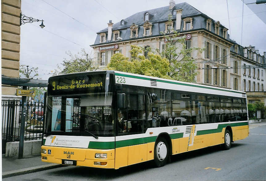 (067'622) - TN Neuch�tel - Nr. 223/NE 32'123 - MAN am 22. Mai 2004 in Neuch�tel, Place Pury