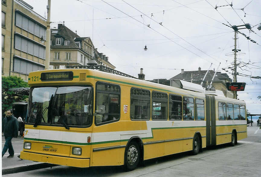 (067'631) - TN Neuch�tel - Nr. 121 - NAW/Hess Gelenktrolleybus am 22. Mai 2004 in Neuch�tel, Place Pury