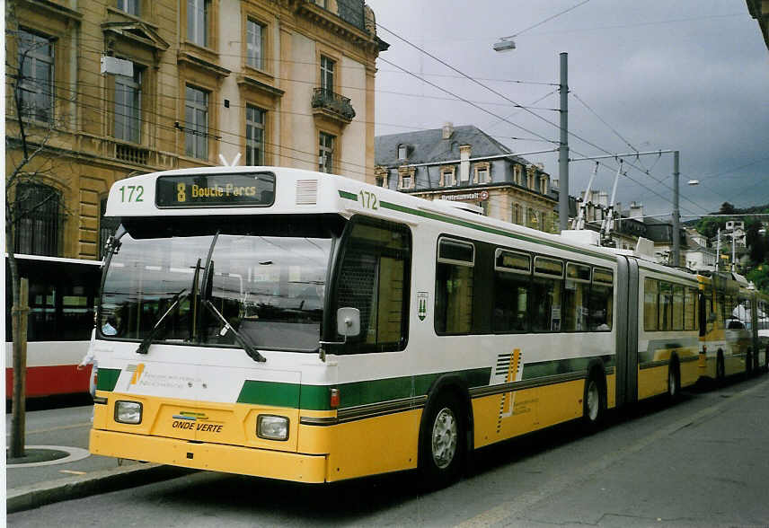 (067'633) - TN Neuch�tel - Nr. 172 - FBW/Hess Gelenktrolleybus am 22. Mai 2004 in Neuch�tel, Place Pury