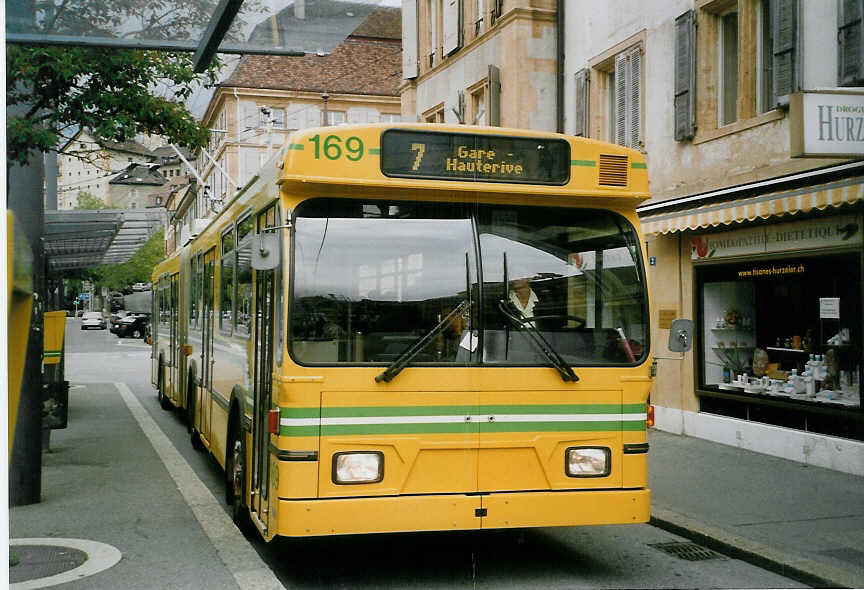 (067'636) - TN Neuch�tel - Nr. 169 - FBW/Hess Gelenktrolleybus am 22. Mai 2004 in Neuch�tel, Place Pury