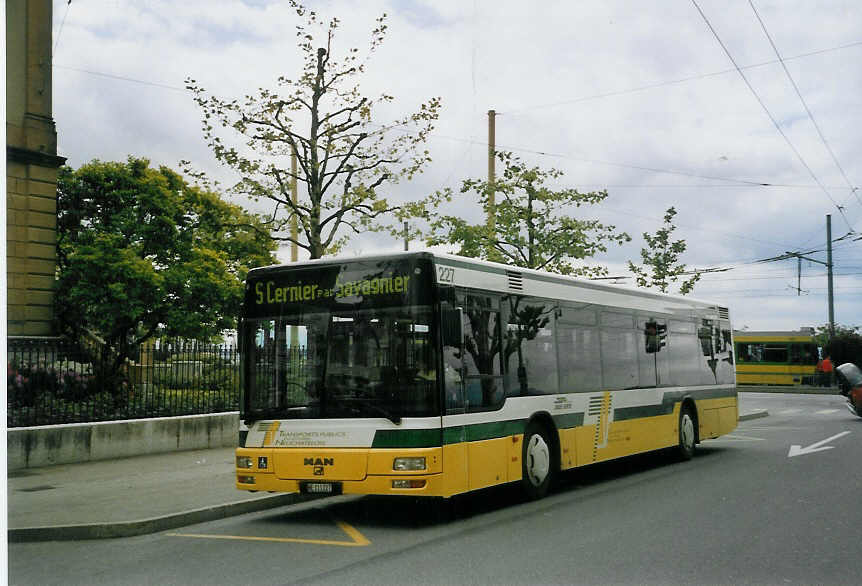 (067'709) - TN Neuch�tel - Nr. 227/NE 111'227 - MAN am 22. Mai 2004 in Neuch�tel, Place Pury
