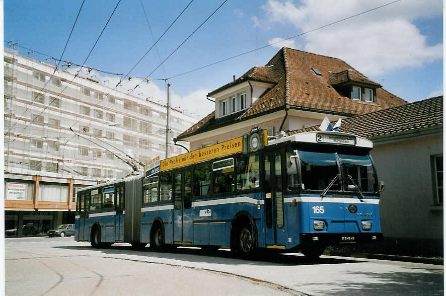 (067'908) - VBL Luzern - Nr. 165 - Volvo/Hess Gelenktrolleybus am 23. Mai 2004 in Emmenbr�cke, Centralplatz