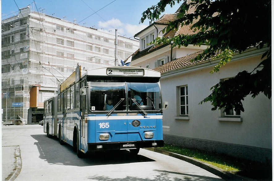 (067'909) - VBL Luzern - Nr. 165 - Volvo/Hess Gelenktrolleybus am 23. Mai 2004 in Emmenbr�cke, Centralplatz