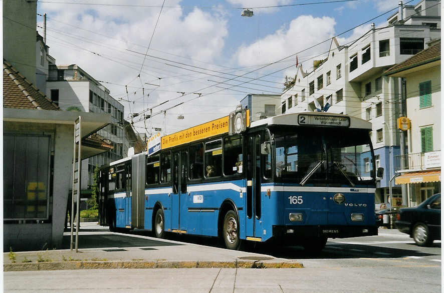 (067'910) - VBL Luzern - Nr. 165 - Volvo/Hess Gelenktrolleybus am 23. Mai 2004 in Emmenbr�cke, Centralplatz