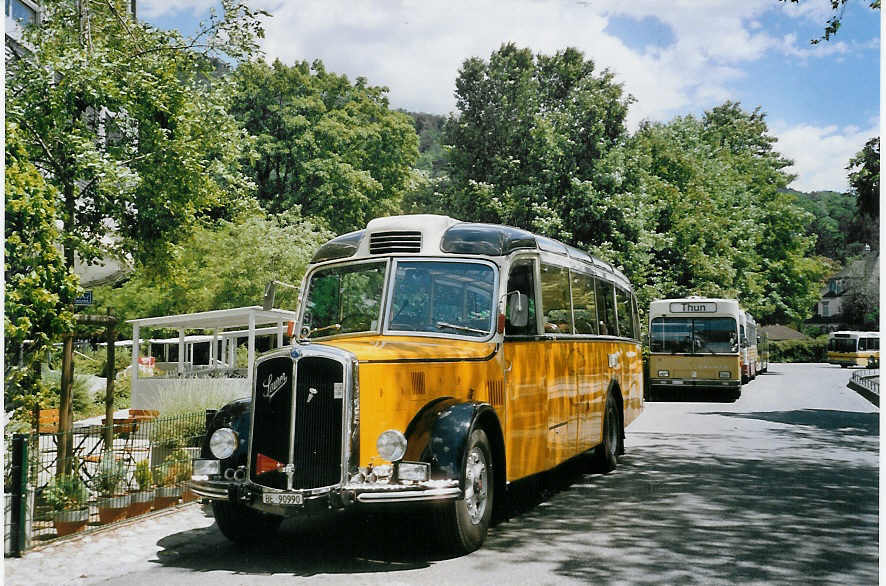 (068'329) - Linder, Einigen - BE 90'990 - Saurer/Gangloff (ex P 23'146; ex P 2215) am 18. Juni 2004 bei der Schiffl�ndte Thun