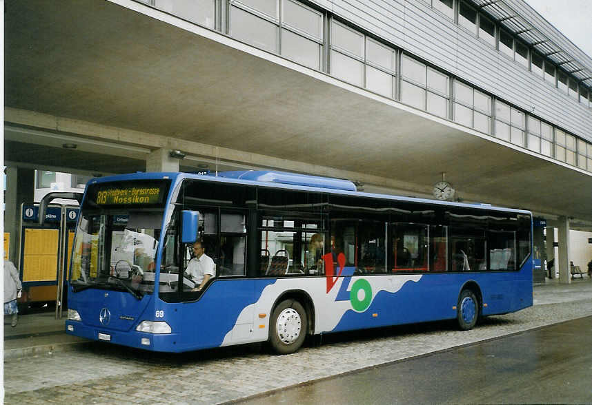 (068'430) - VZO Gr�ningen - Nr. 69/ZH 564'869 - Mercedes am 19. Juni 2004 beim Bahnhof Uster