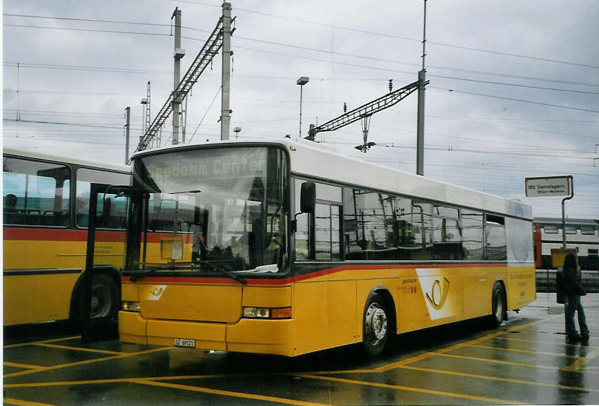 (068'622) - Schuler, Feusisberg - SZ 69'121 - Volvo/Hess am 19. Juni 2004 beim Bahnhof Pf�ffikon