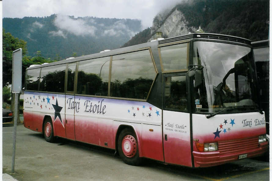 (068'702) - Taxi Etoile, Bulle - FR 300'453 - Dr�gm�ller am 19. Juni 2004 beim Bahnhof Interlaken West