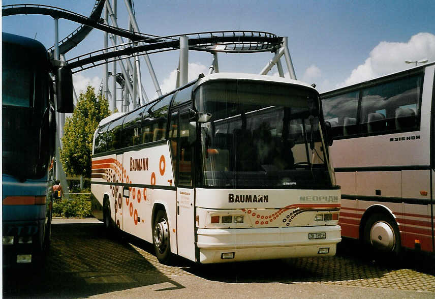 (068'908) - Aus der Schweiz: Baumann, M�nnedorf - ZH 76'519 - Neoplan am 6. Juli 2004 in Rust, Europapark