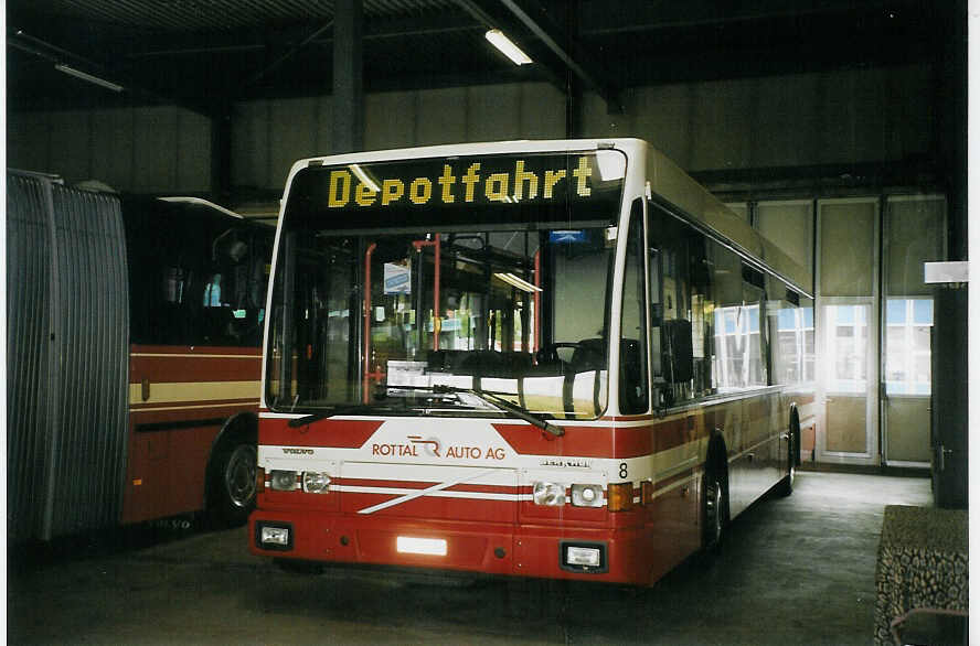 (069'401) - ARAG Ruswil - Nr. 8/LU 15'705 - Volvo/Berkhof am 10. Juli 2004 in Ruswil, Garage