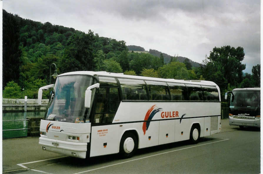 (069'411) - Guler, Sent - GR 14'955 - Neoplan am 11. Juli 2004 bei der Schiffl�ndte Thun