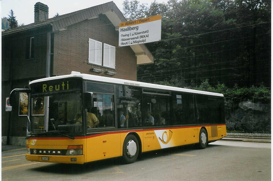(069'429) - AVBB Schwanden - BE 568'700 - Setra am 17. Juli 2004 auf dem Br�nigpass