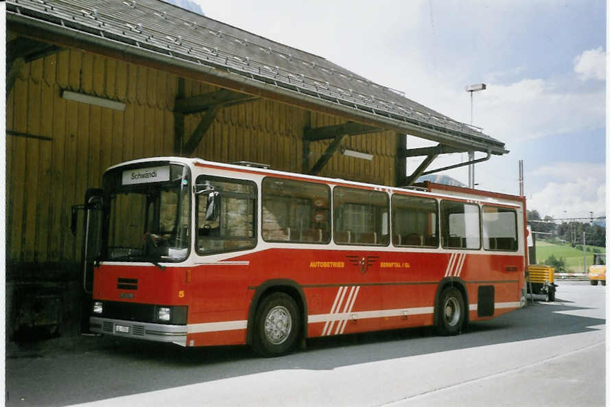 (069'503) - AS Engi - Nr. 5/GL 7705 - NAW/Lauber (ex AAGK Koppigen Nr. 5; ex D�hler, Burgdorf Nr. 81) am 17. Juli 2004 beim Bahnhof Schwanden