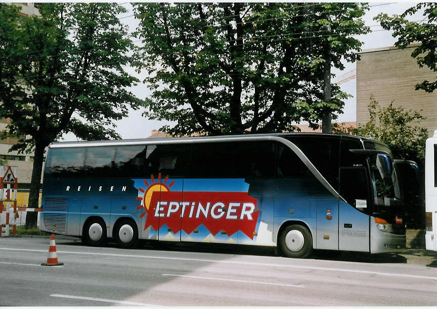 (069'605) - AGSE Eptingen - BL 7712 - Setra am 23. Juli 2004 in Z�rich, Hardau