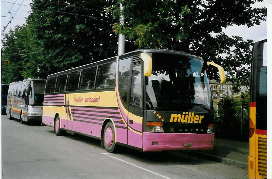 (069'614) - M�ller, Uttigen - BE 501'082 - Setra am 23. Juli 2004 in Z�rich, Hardau