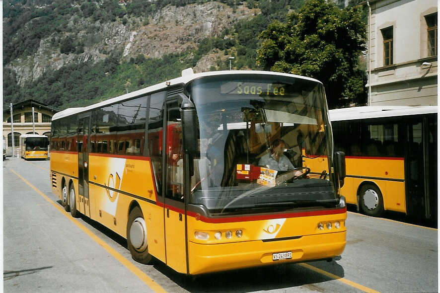 (069'810) - PostAuto Oberwallis - VS 243'891 - Neoplan (ex P 27'004) am 31. Juli 2004 beim Bahnhof Brig