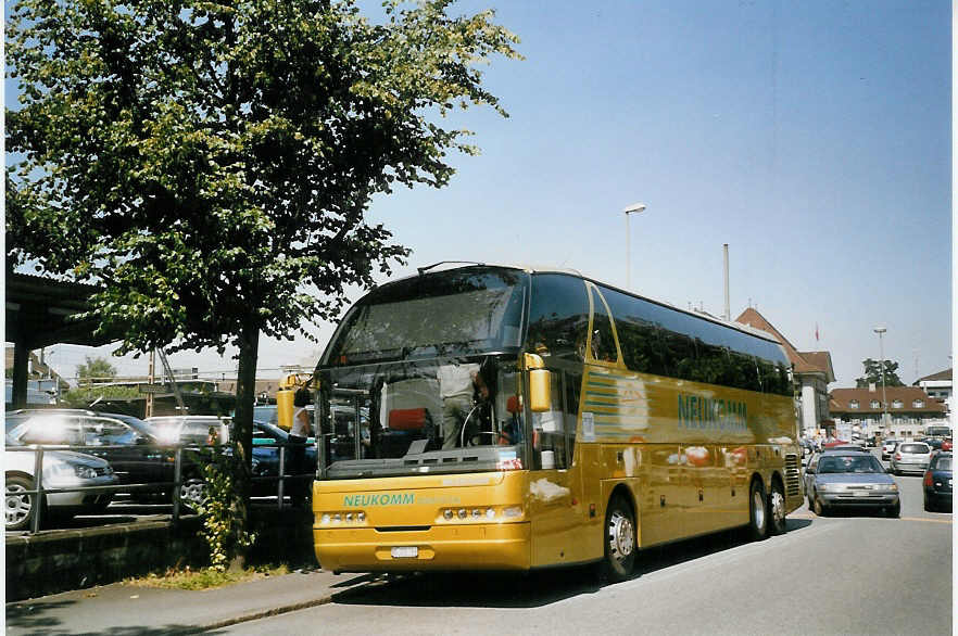 (069'824) - Neukomm, Horboden - BE 200'789 - Neoplan am 1. August 2004 bei der Schiffl�ndte Thun