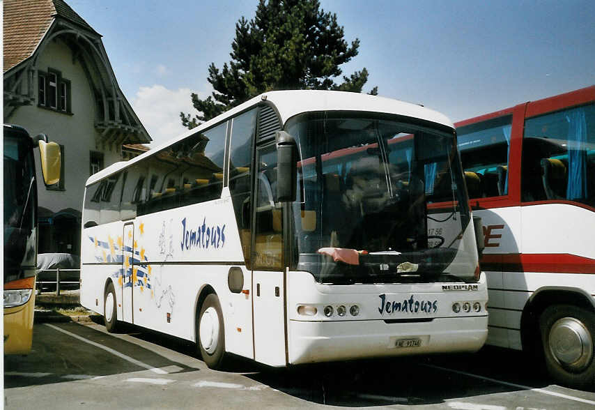 (069'826) - Jematours, La C�te-aux-F�es - NE 91'746 - Neoplan am 1. August 2004 beim Bahnhof Interlaken West