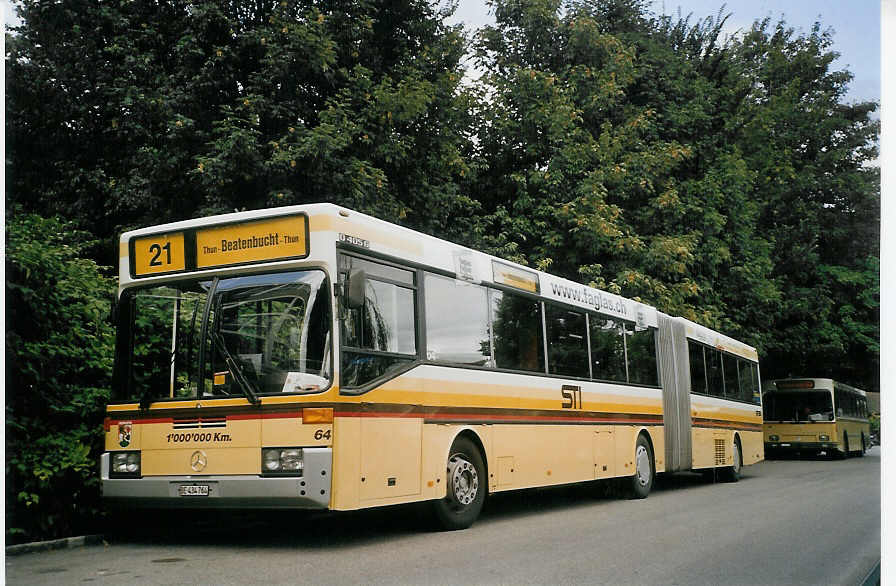 (069'930) - STI Thun - Nr. 64/BE 434'764 - Mercedes am 14. August 2004 bei der Schiffl�ndte Thun