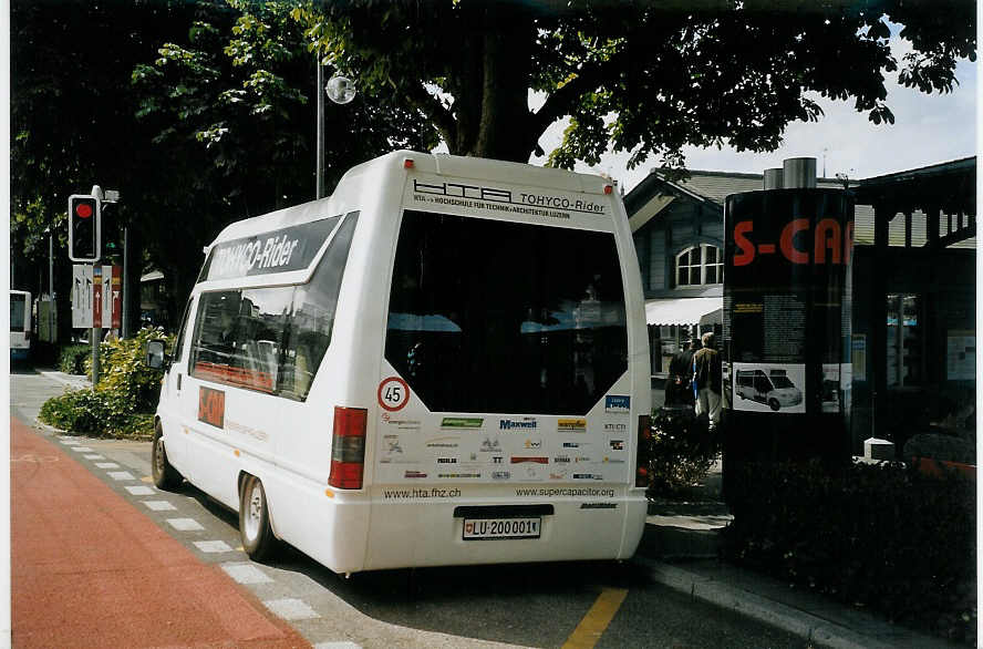 (070'212) - H�rri, Horw - LU 200'001 - Fiat am 21. August 2004 beim Bahnhof Luzern