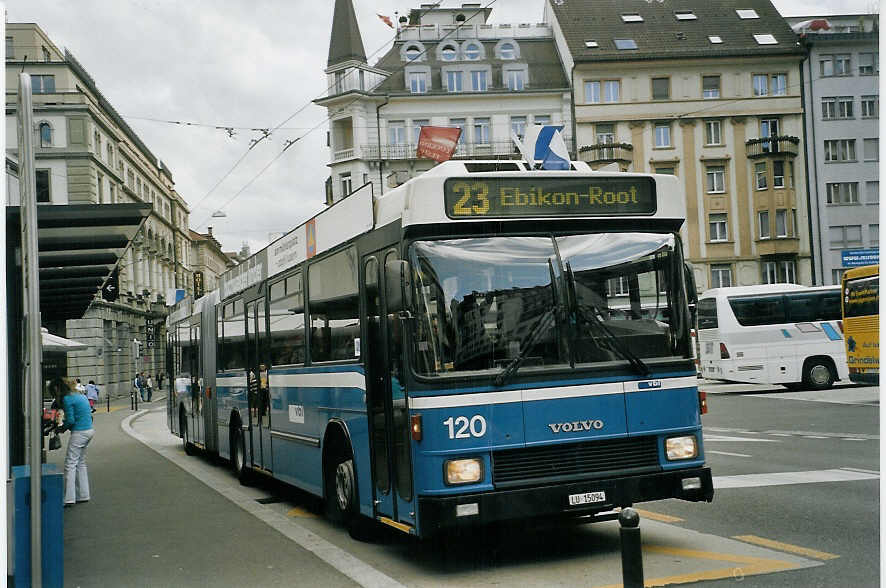 (070'229) - VBL Luzern - Nr. 120/LU 15'094 - Volvo/Hess am 21. August 2004 in Luzern, L�wenplatz