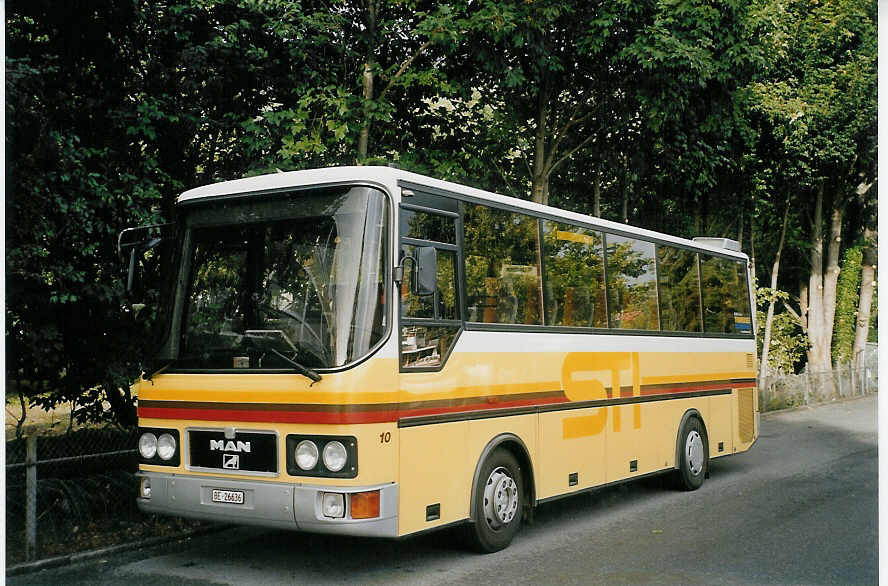 (070'402) - STI Thun - Nr. 10/BE 26'636 - MAN/G�ppel (ex TSG Blumenstein Nr. 10) am 25. August 2004 bei der Schiffl�ndte Thun