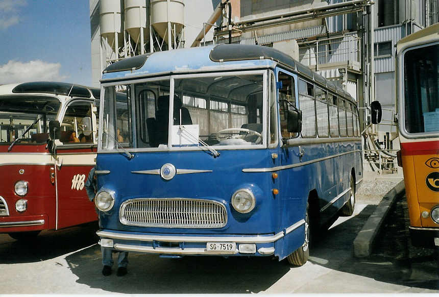 (070'425) - N�f, Niderwil - SG 7519 - Saurer/R&J (ex Zanetti, Mels; ex Dierauer, Tr�bbach; ex Pfosi, Chur; ex Koch, Luzern) am 28. August 2004 in Niederbipp, Saurertreffen