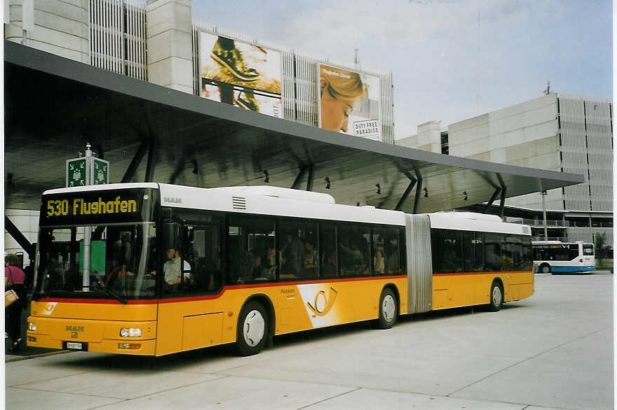 (070'801) - PostAuto Z�rich - Nr. 26/ZH 587'799 - MAN am 11. September 2004 in Z�rich, Flughafen