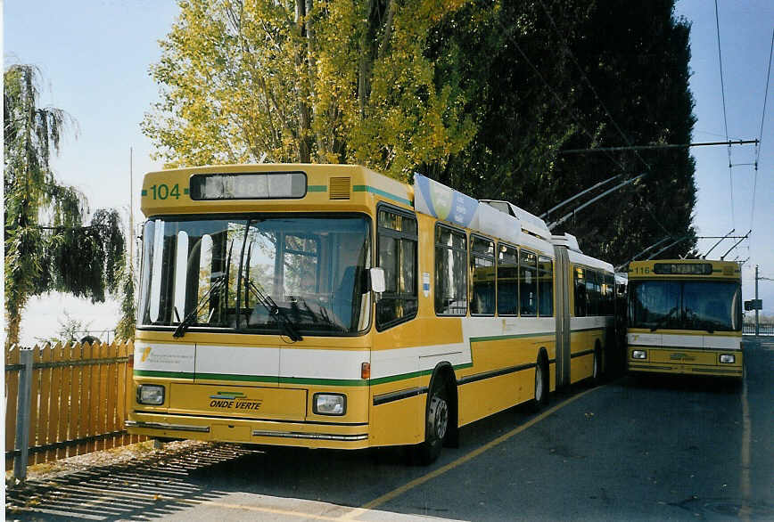 (071'321) - TN Neuch�tel - Nr. 104 - NAW/Hess Gelenktrolleybus am 3. Oktober 2004 in Neuch�tel, D�p�t