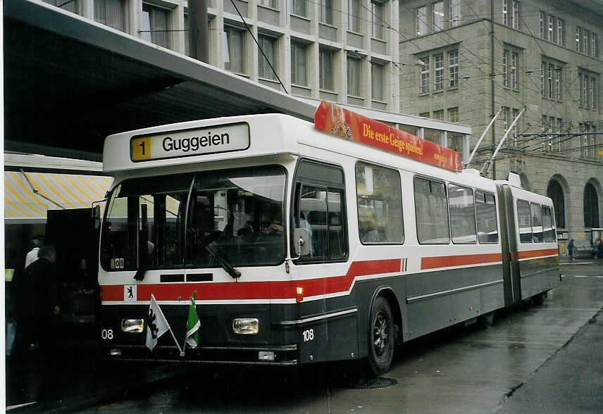 (071'925) - VBSG St. Gallen - Nr. 108 - Saurer/Hess Gelenktrolleybus am 11. Oktober 2004 beim Bahnhof St. Gallen
