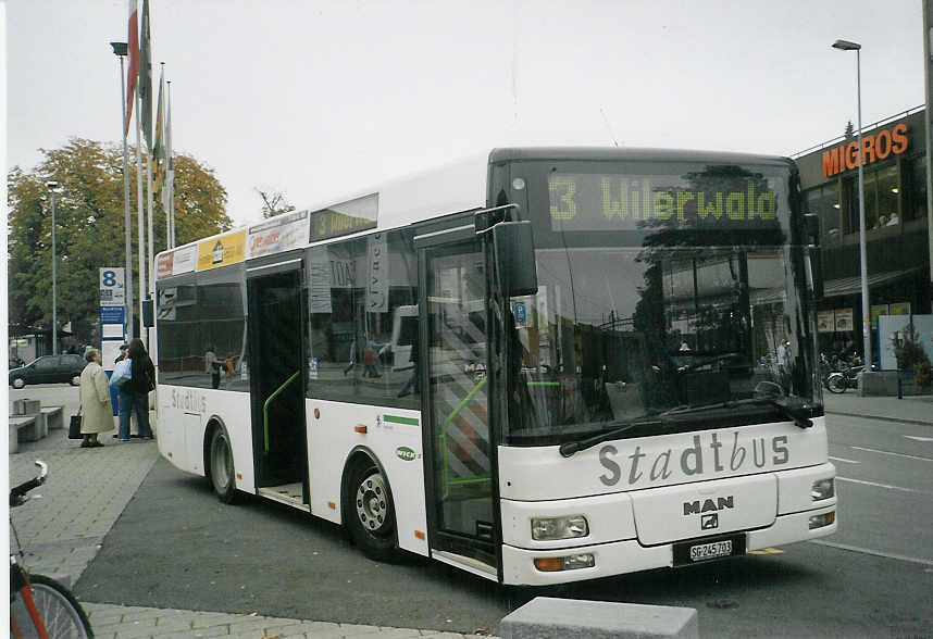 (072'121 - Wick, Wil - Nr. 3/SG 245'703 - MAN/G�ppel am 11. Oktober 2004 beim Bahnhof Wil