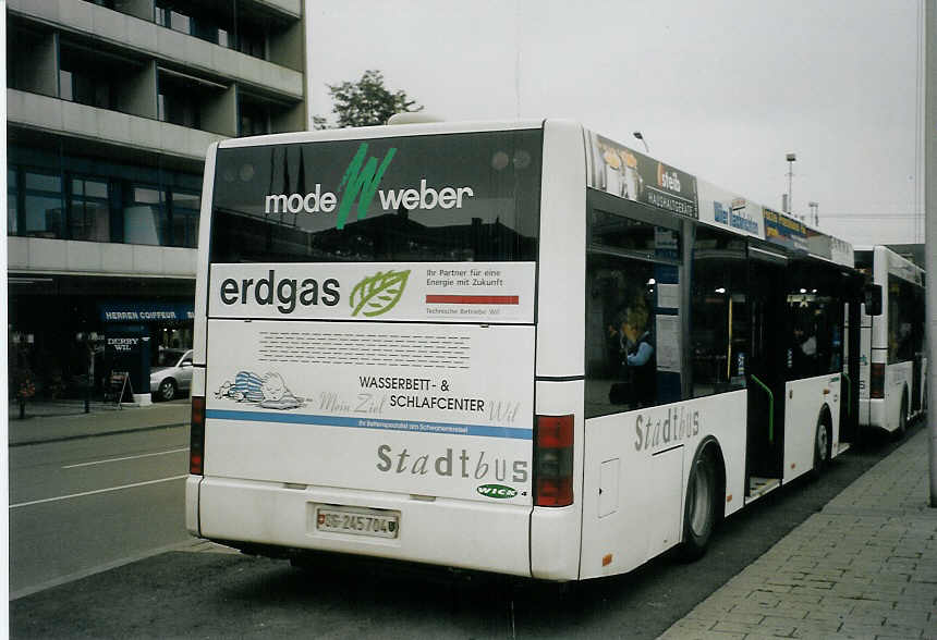 (072'124) - Wick, Wil - Nr. 4/SG 245'704 - MAN/G�ppel am 11. Oktober 2004 beim Bahnhof Wil