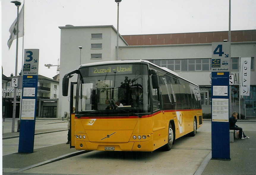 (072'131) - Schmidt, Jonschwil - SG 127'487 - Volvo (ex Postautobetriebe Unteres Toggenburg, L�tisburg) am 11. Oktober 2004 beim Bahnhof Wil