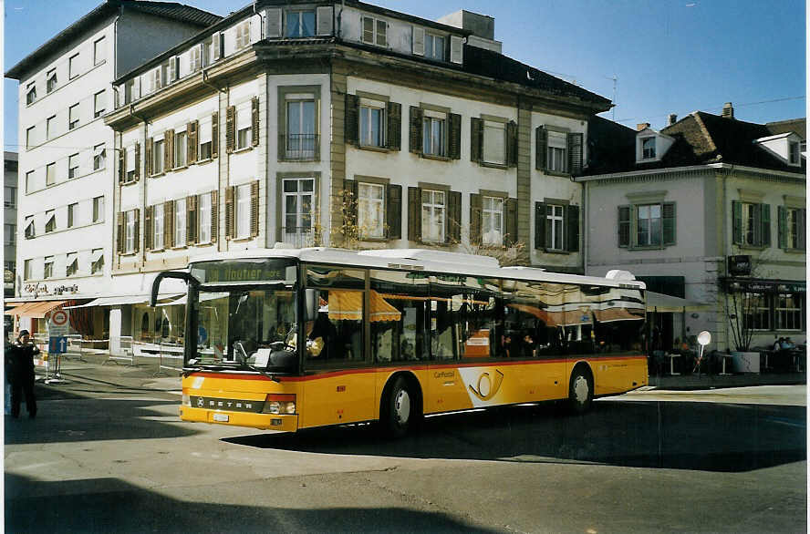 (072'314) - CarPostal Jura-Jura bernois-Neuch�tel - Nr. 22/JU 31'068 - Setra (ex P 25'655) am 24. Oktober 2004 beim Bahnhof Del�mont