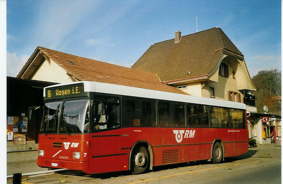 (072'602) - AAGK Koppigen - Nr. 7/BE 394'386 - Volvo/Lauber am 8. November 2004 beim Bahnhof Gr�nen-Sumiswald