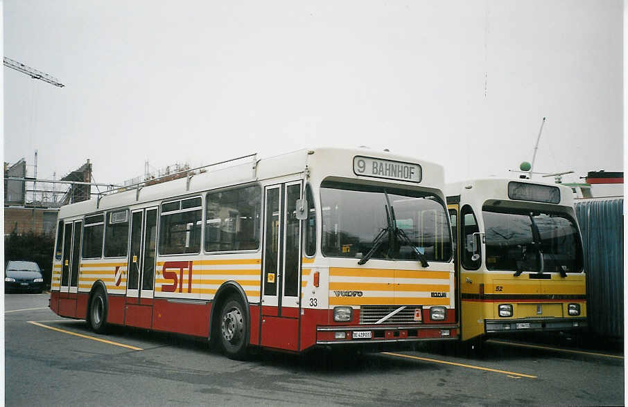 (072'919) - STI Thun - Nr. 33/BE 419'033 - Volvo/R&J (ex SAT Thun Nr. 33) am 11. Dezember 2004 bei der Schiffl�ndte Thun