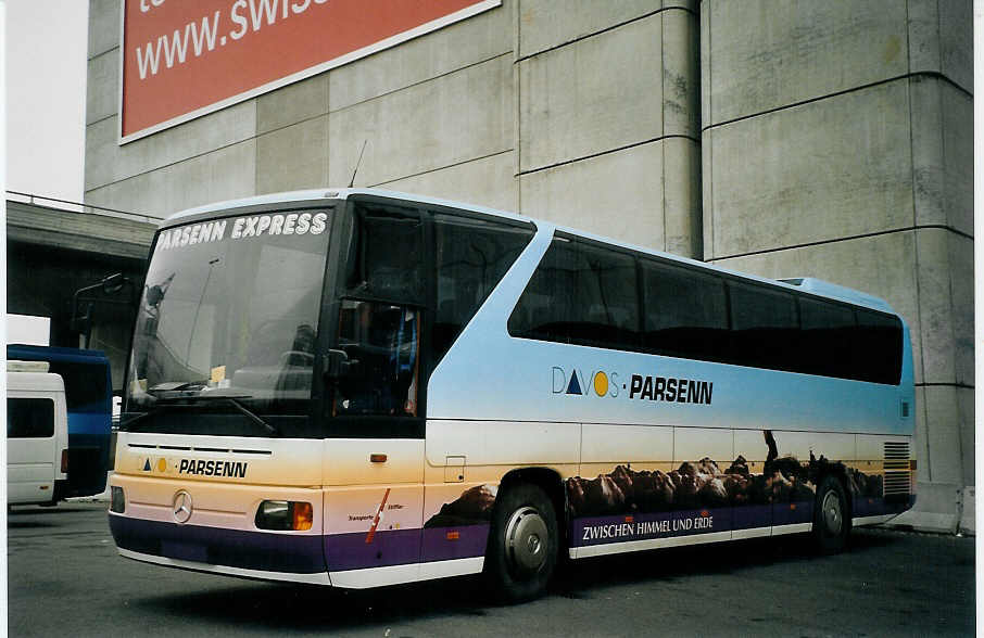 (073'001) - Stiffler, Davos - GR 2603 - Mercedes am 11. Dezember 2004 in Z�rich, Flughafen