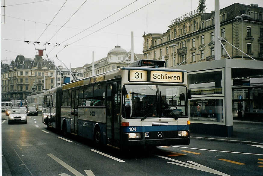 (073'003) - VBZ Z�rich - Nr. 104 - Mercedes Gelenktrolleybus am 11. Dezember 2004 beim Bahnhof Z�rich
