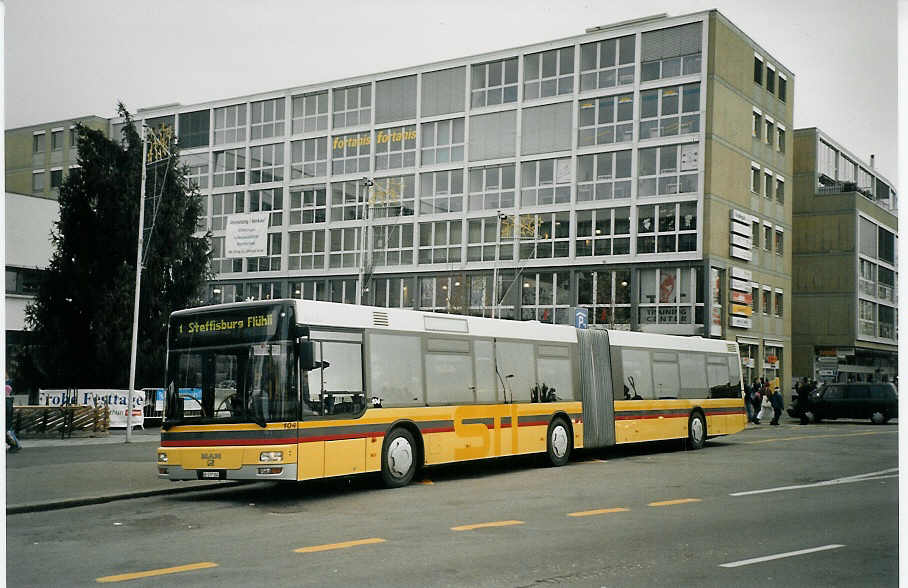 (073'112) - STI Thun - Nr. 104/BE 577'104 - MAN am 12. Dezember 2004 beim Bahnhof Thun