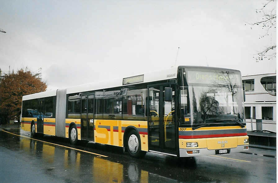 (073'315) - STI Thun - Nr. 107/BE 521'107 - MAN am 19. Dezember 2004 bei der Schiffl�ndte Thun